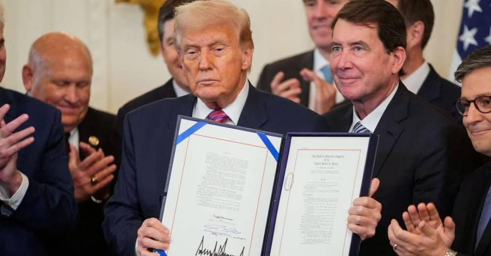 Trump signed the first US crypto law, GENIUS, which legalizes stablecoins.